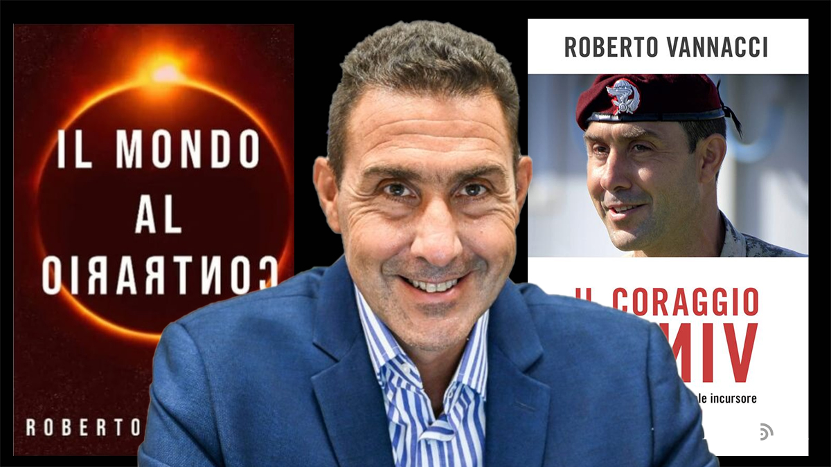 Il generale Roberto Vannacci con le copertine dei suoi libri