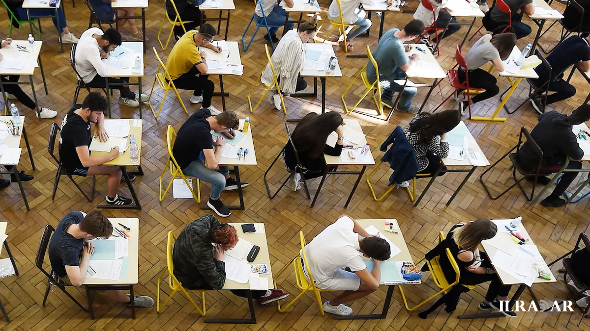 Studenti impegnati durante l'esame di maturità