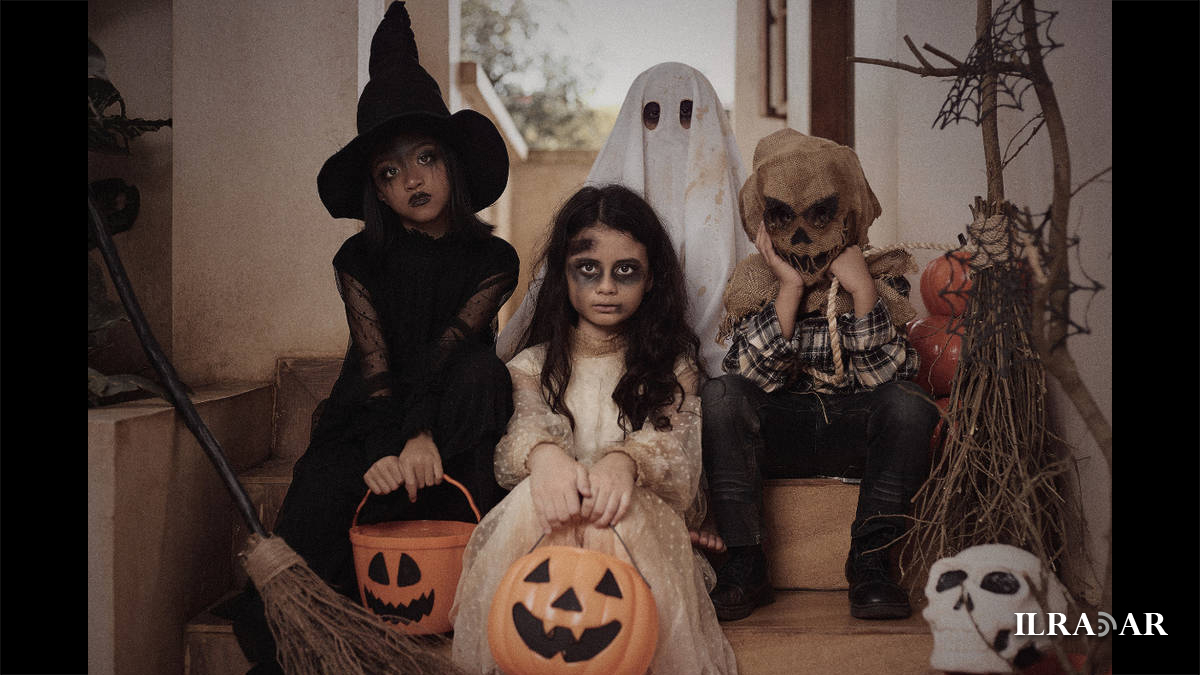 Bambini mascherati per Halloween con il simbolo delle festa Jack-o-Lantern