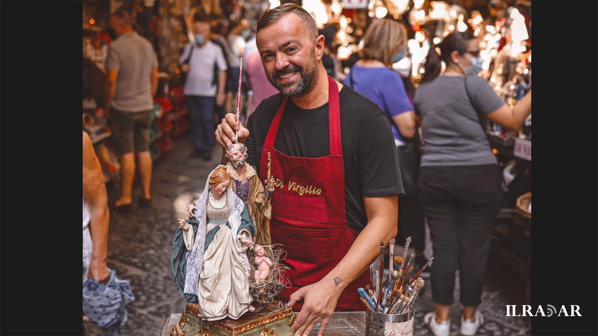 Genny DI Virgilio con alcune sue opere a San Gregorio Armeno