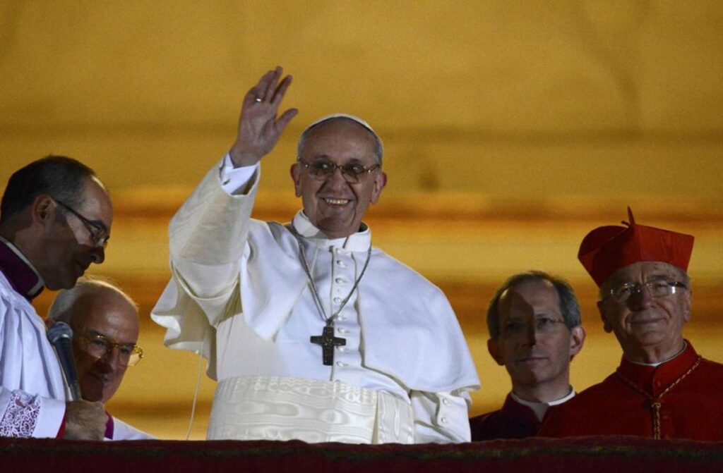 Papa Francesco si affaccia dalla Loggia Centrale di San Pietro il 13 marzo 2013